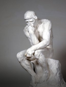 Rodin, der Denker sitzender Mann aus Gips, Kopf in die Hand gestützt