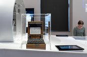 Ausstellungsansicht "Krypto, was?" Raumansicht mit einer Rechenmaschine im Vordergrund