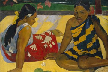 zwei Mädchen, die in sommerlicher Kleidung auf dem Boden sitzen