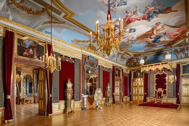 Großer, prunkvoller Raum mit Thron, Kerzenleuchter und Deckenmalerei