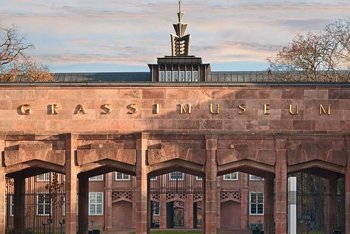 Schriftzug &quot;Grassi Museum&quot; auf einem großen Tor