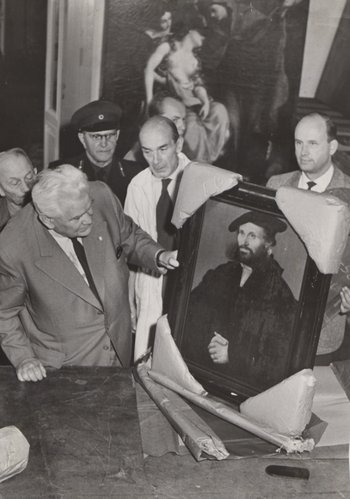 Männer begutachten ein Bild von Lucas Cranach dem Jüngeren