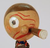 Zeichnung einer Wand mit Ornamenten, Vorhängen, Sessel und Deko