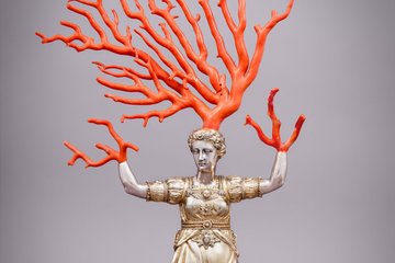 Frau mit geweihförmigen Korallen auf Kopf und anstelle von Händen