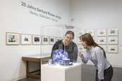 Ausstellungsansicht "20 Jahre Gerhard Richter Archiv" Zwei Frauen betrachten Porzellan in einer Vitrine