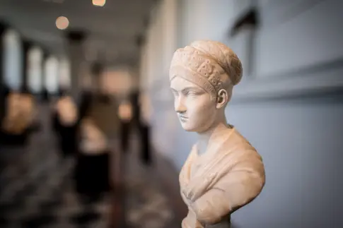 Büste einer Frau mit Flechtfrisur