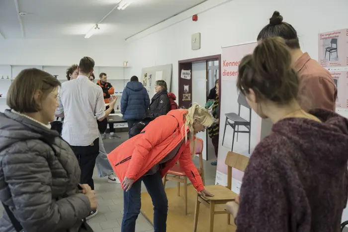 Ausstellungsraum mit Personen