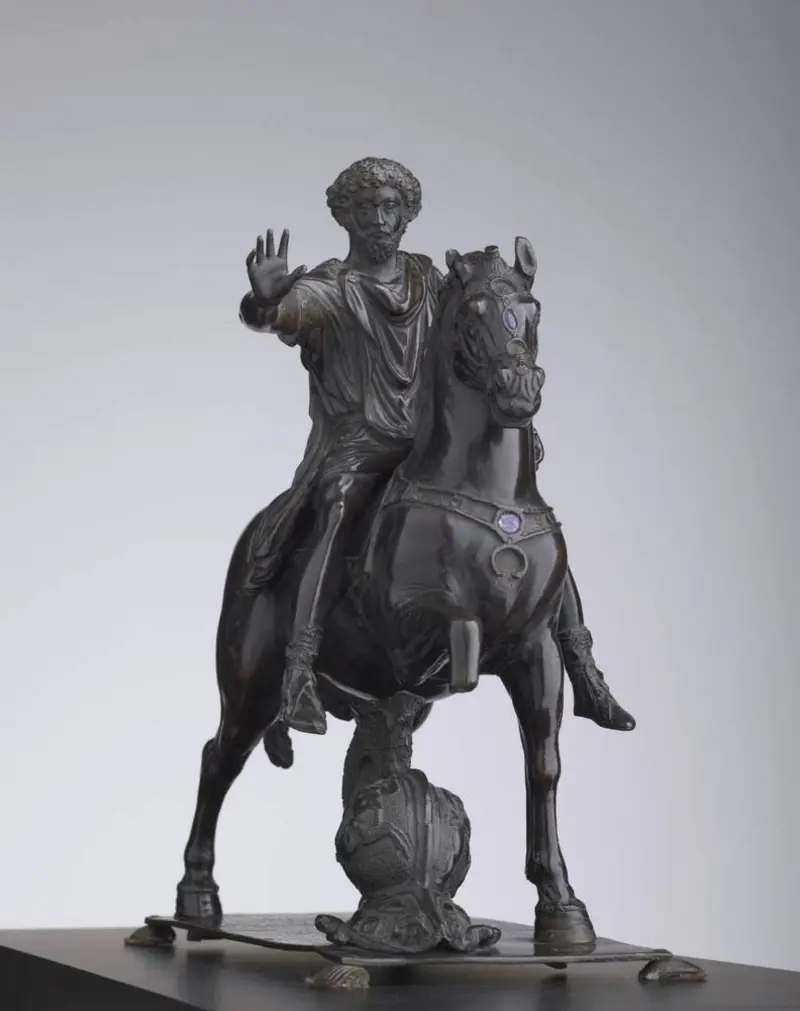 Eine kleine Bronzestatue eines antiken Reiters