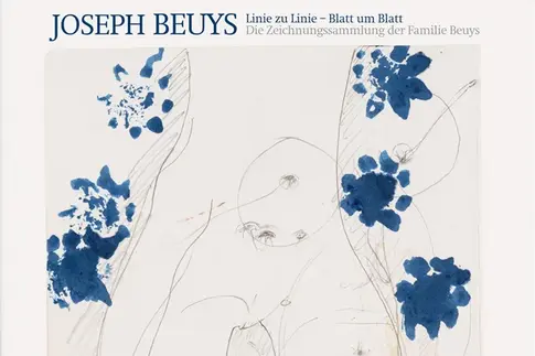 Eine Bleistiftskizze mit blauen Farbtupfern, darüber der Titel der Ausstellung.