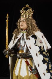 Figur von August dem Starken mit Lebendmaske, Krone, Zepter und Reichsapfel