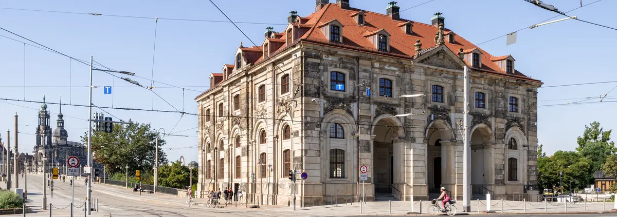 Das Blockhaus an einer Straßenkreuzung unter blauem Himmel.