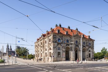 Das Blockhaus Das Blockhaus an einer Straßenkreuzung unter blauem Himmel.