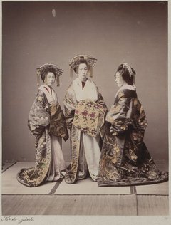 drei Frauen in Kimonos mit Blumenmuster, tragen aufwendige Steckfrisur und Kopfschmuck