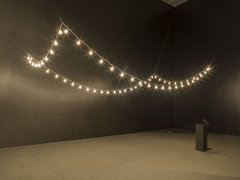 dunkler Raum mit einer Lichterkette an der Decke