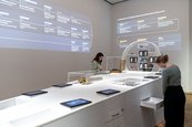 Ausstellungsansicht "Krypto, was?" Raumansicht mit digitalen Wandtexten