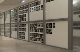 Ein Ausstellungsraum mit vielen Schwarz-Weiß-Fotografien an den Wänden.