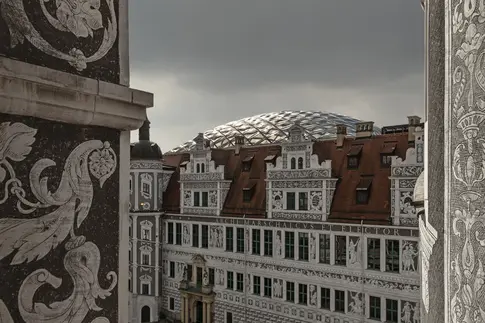 Die Fassade des Residenzschlosses mit Sgrafito-Malerei