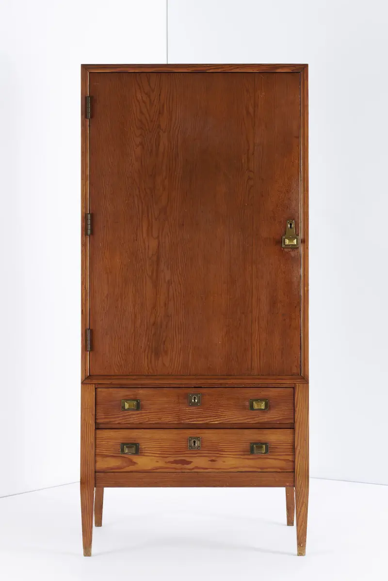 Ein Wäscheschrank aus Holz