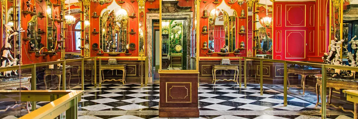 Raum mit Spiegeln und Ausstellungsobjekten an den Wänden