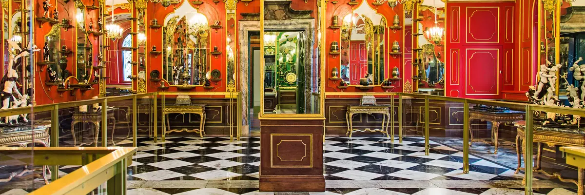 Raum mit Spiegeln und Ausstellungsobjekten an den Wänden