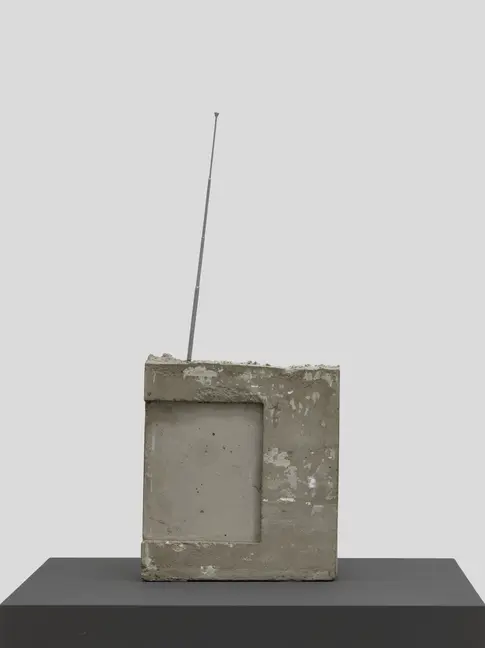 grauer Kasten mit Antenne