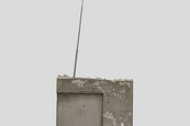 Isa Genzken, Toronto (Weltempfänger), 1991 grauer Kasten mit Antenne