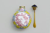 Schnupftabaksfläschchen, China, 1661–1722 rundes Fläschchen mit roter und gelber Bemalung