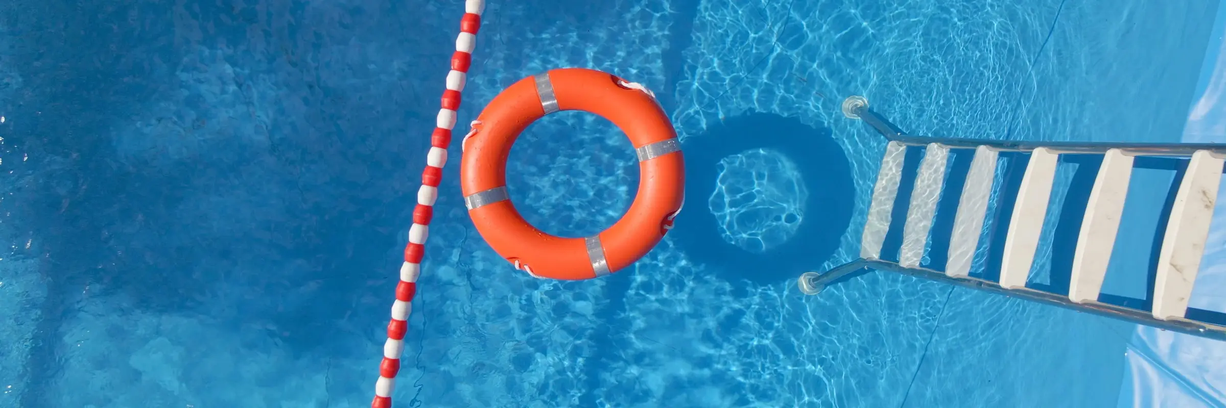 Ein Pool mit Leiter und Rettungsring