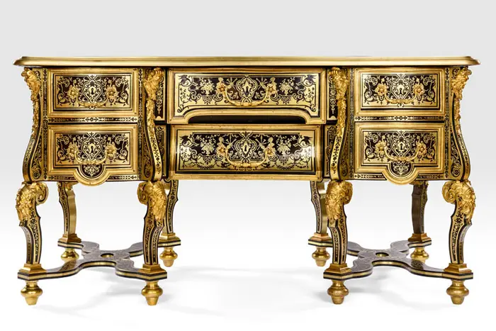 goldverzierter, prunkvoller Schreibtisch