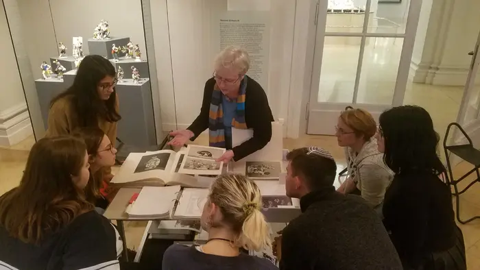 eine Lehrerin leitet Jugendliche an, wie man zeichnet