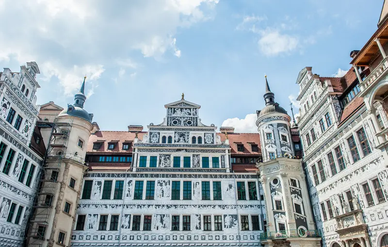 Fassade des Residenzschlosses, mit Menschen und Mustern bemalt