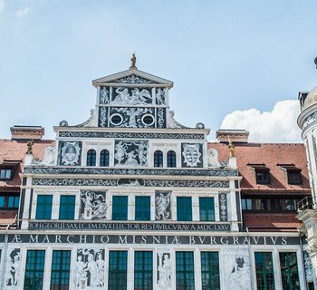 Fassade des Residenzschlosses, mit Menschen und Mustern bemalt