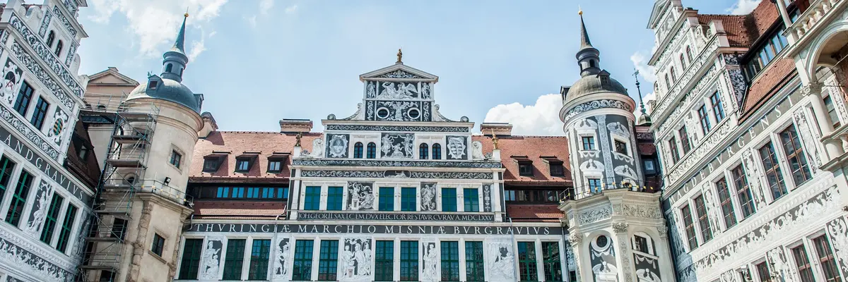 Fassade des Residenzschlosses, mit Menschen und Mustern bemalt