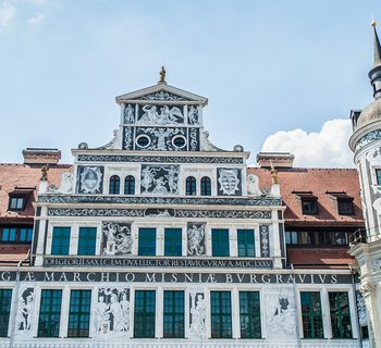 Fassade des Residenzschlosses, mit Menschen und Mustern bemalt