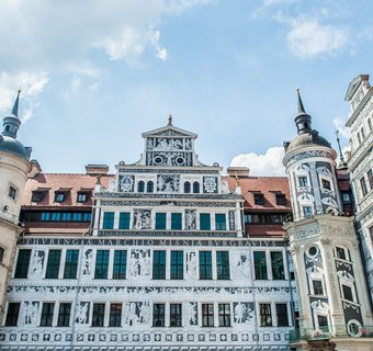 Fassade des Residenzschlosses, mit Menschen und Mustern bemalt