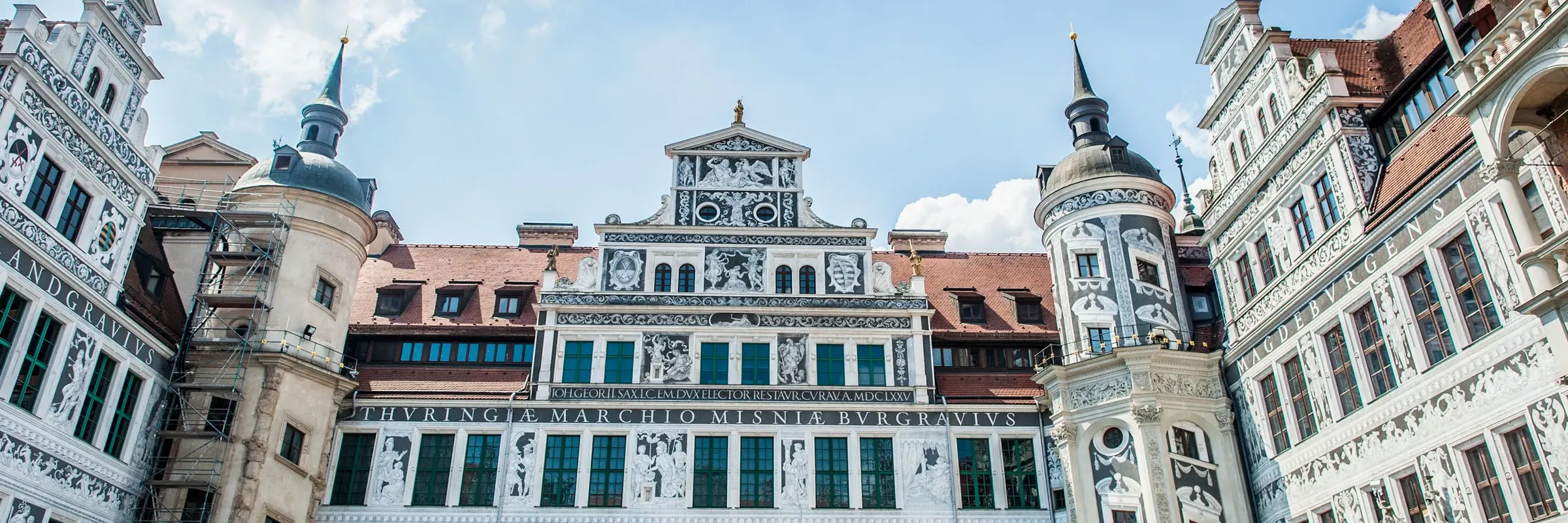 Fassade des Residenzschlosses, mit Menschen und Mustern bemalt