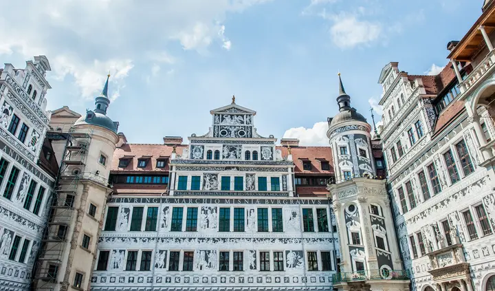 Fassade des Residenzschlosses, mit Menschen und Mustern bemalt