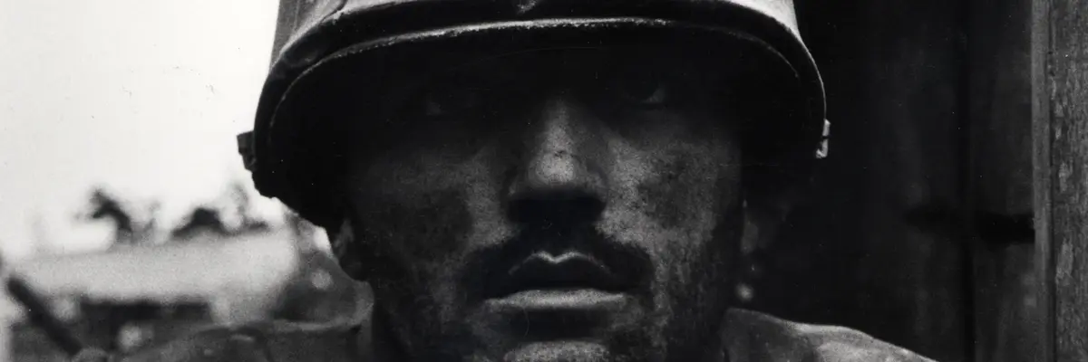schwarz-weiß Fotografie eines Soldaten unter Granatenshock