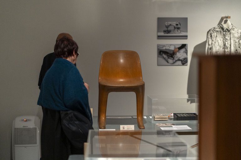 Menschen betrachten Ausstellungsobjekte