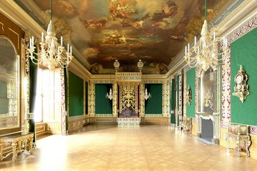 Paradeschlafzimmer mit grünen und goldenen Wandstoffen