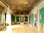 Paradeschlafzimmer mit grünen und goldenen Wandstoffen