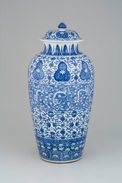 Vase mit blauer Bemalung