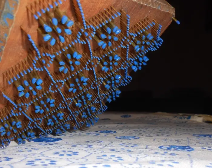 Druckerpresse mit blauer Farbe auf weißem Untergrund
