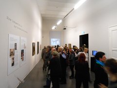 Besucher in einer Ausstellung
