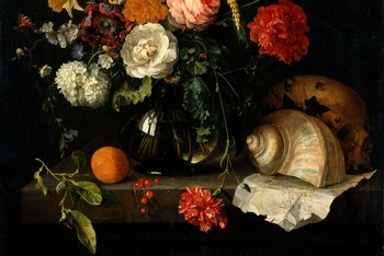 Stillleben mit üppigem Blumenstrauß neben Totenkopf und Muschel
