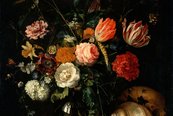 Stillleben mit üppigem Blumenstrauß neben Totenkopf und Muschel
