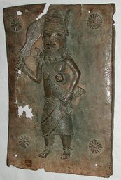 Tafel aus Bronze mit Abbilund einer menschlichen Figur