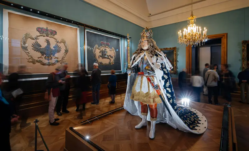Raum mit einer Figur in Form eines Mannes mit Krone