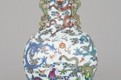 Drachenvase mit kaiserlicher Siegelmarke, China, 1735–1796 bunt bemalte Porzellanvase mit Drachenfiguren an der Seite