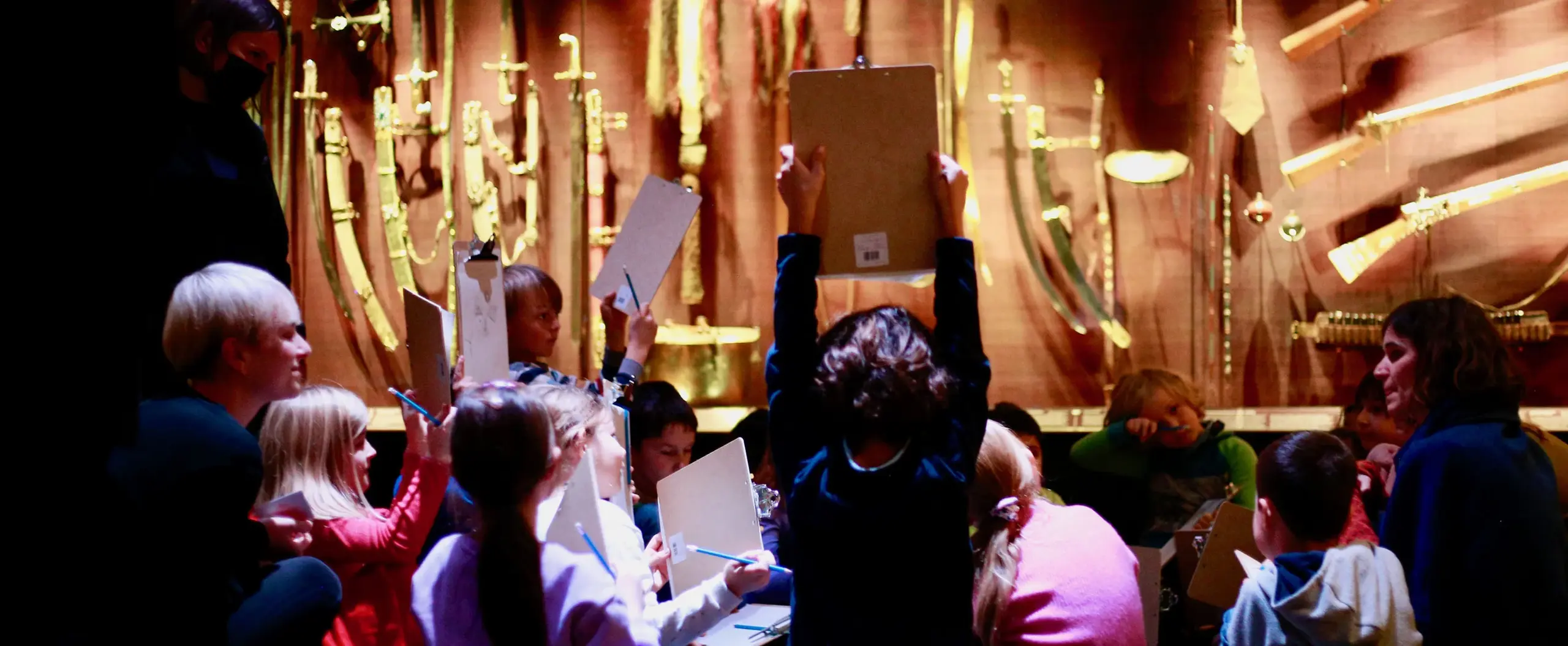 Eine Kindergruppe malt etwas im Museum